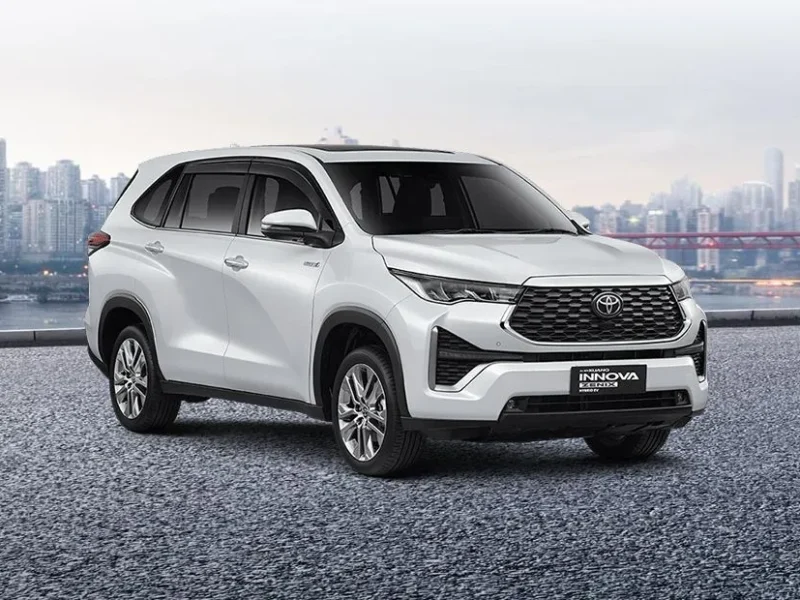 toyota-innova-zenix-front-side-view-716279